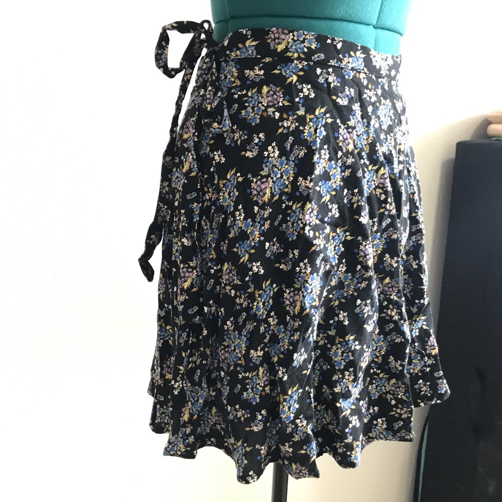 🚨3 for 10$🚨
 ⭐️ Floral Wrap skirt, side tie